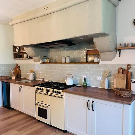 Beautiful Rustic In Peaceful Location *
